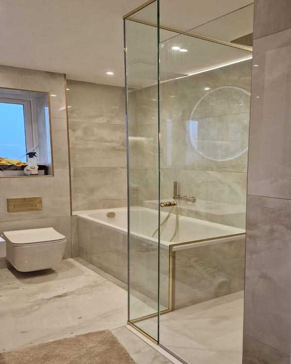 6 Foxmead Close - Wet Rooms - Clear Partitions