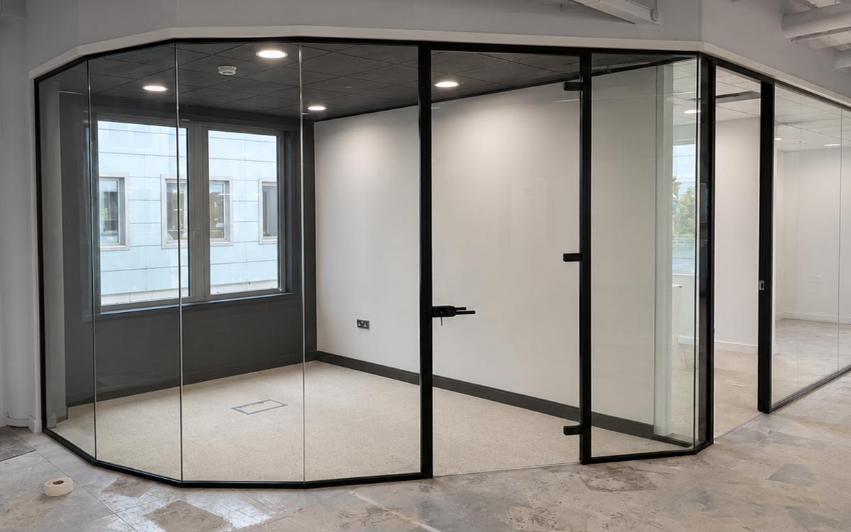 Easy Jet Woodhouse - Single Glazed Partitions - Clear Partitions
