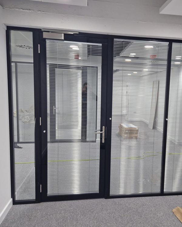 Integral Blind Office Partitions - London - Clear Partitions
